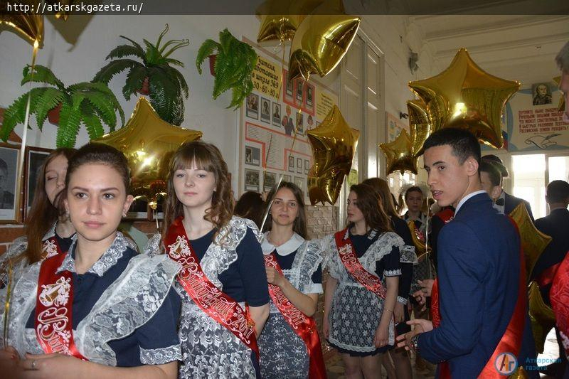 Ученики многонационального класса попрощались со школой на языке своего народа (ФОТО)