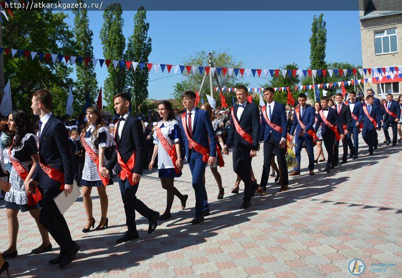 Ученики многонационального класса попрощались со школой на языке своего народа (ФОТО)