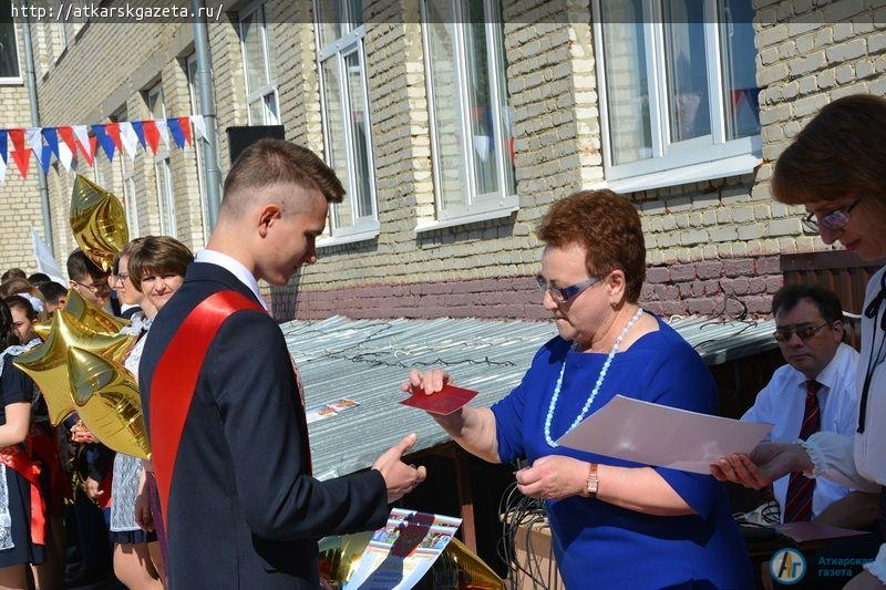 Ученики многонационального класса попрощались со школой на языке своего народа (ФОТО)