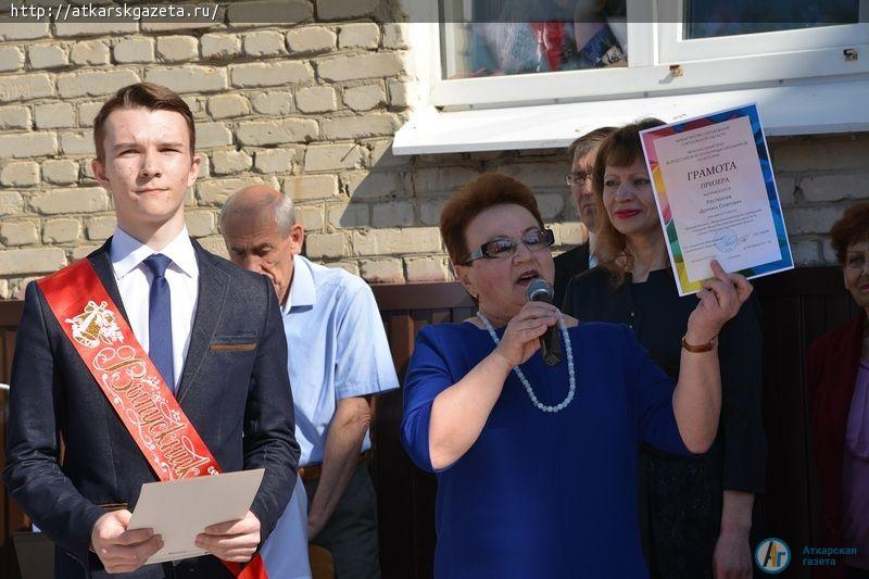 Ученики многонационального класса попрощались со школой на языке своего народа (ФОТО)