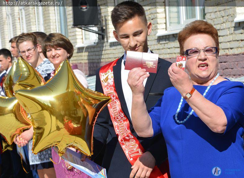 Ученики многонационального класса попрощались со школой на языке своего народа (ФОТО)