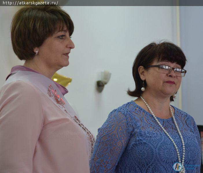 Ученики многонационального класса попрощались со школой на языке своего народа (ФОТО)