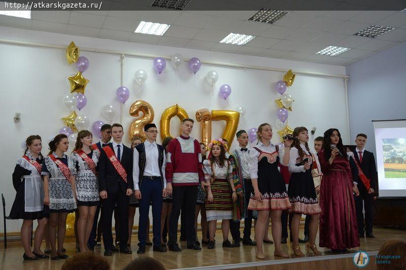 Ученики многонационального класса попрощались со школой на языке своего народа (ФОТО)