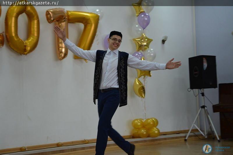 Ученики многонационального класса попрощались со школой на языке своего народа (ФОТО)