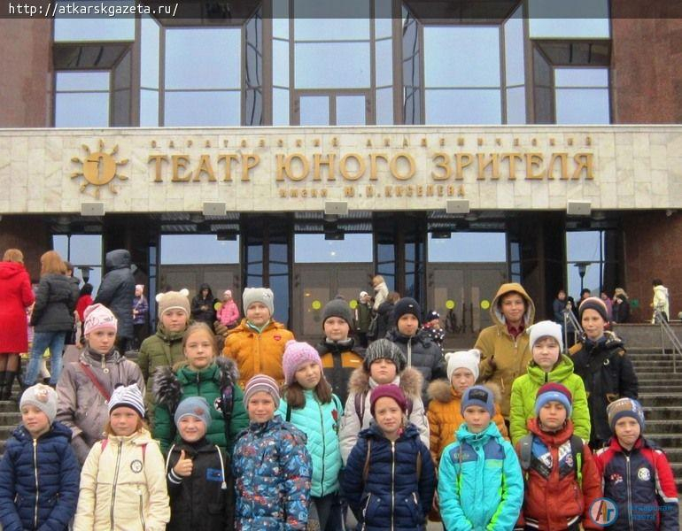 Ученики школы №1 на каникулах посетили спектакль ТЮЗа