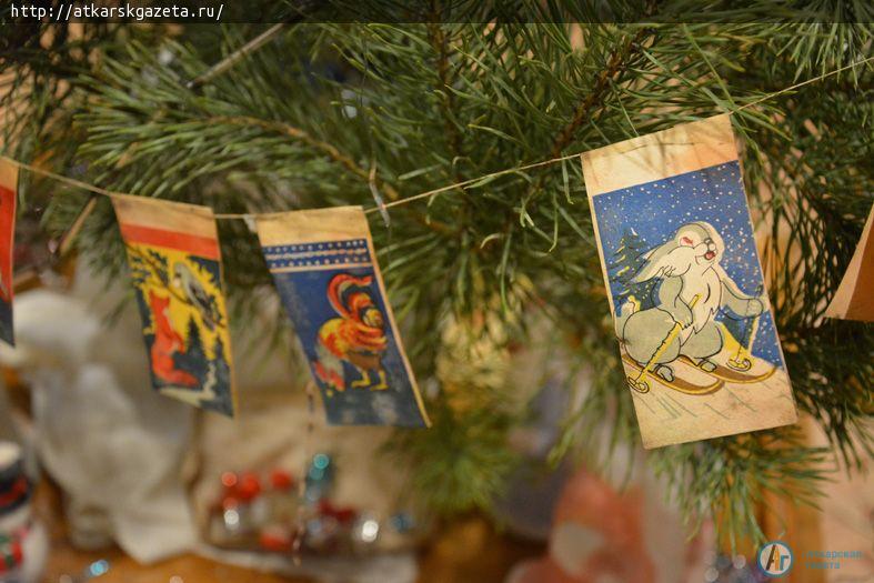 В Аткарске елку украсили курагой и черносливом