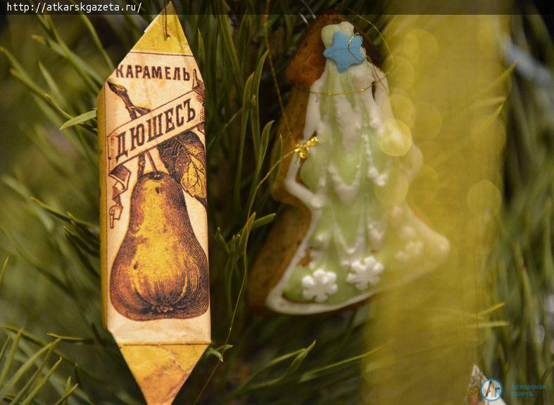 В Аткарске елку украсили курагой и черносливом