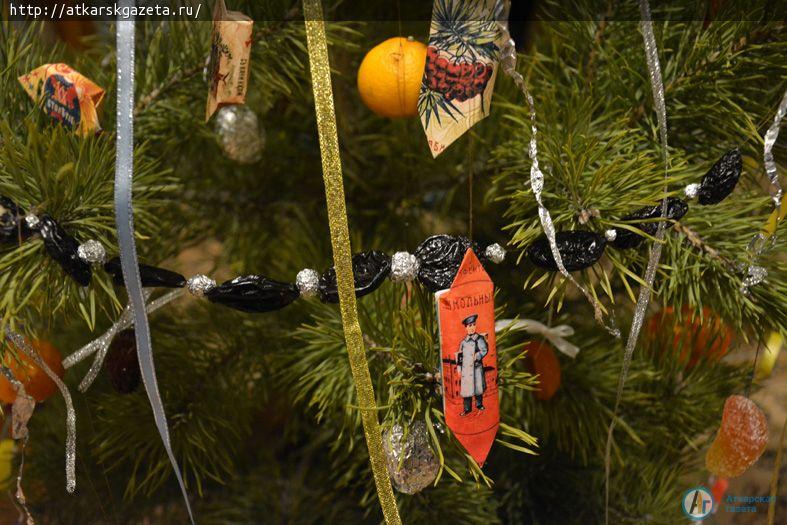 В Аткарске елку украсили курагой и черносливом