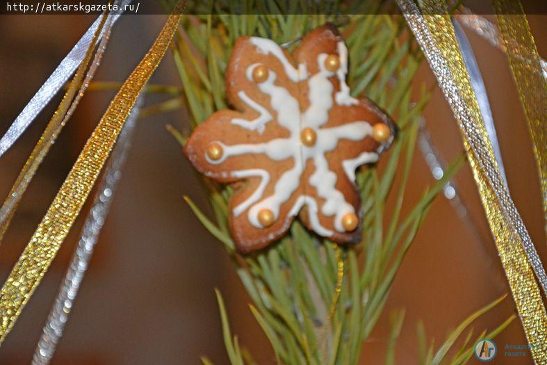 В Аткарске елку украсили курагой и черносливом