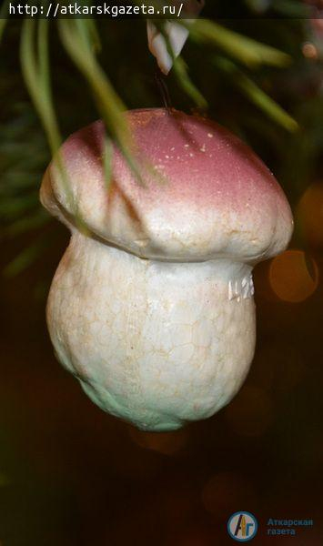 В Аткарске елку украсили курагой и черносливом