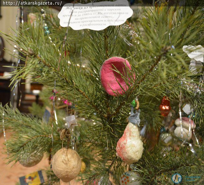 В Аткарске елку украсили курагой и черносливом