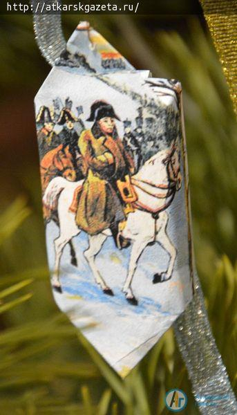 В Аткарске елку украсили курагой и черносливом