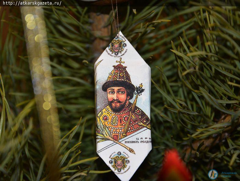 В Аткарске елку украсили курагой и черносливом