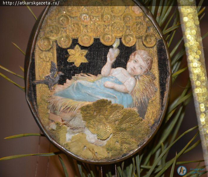 В Аткарске елку украсили курагой и черносливом