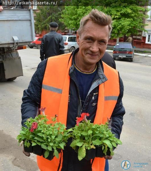 В Аткарске началась массовая высадка цветов (ФОТО)