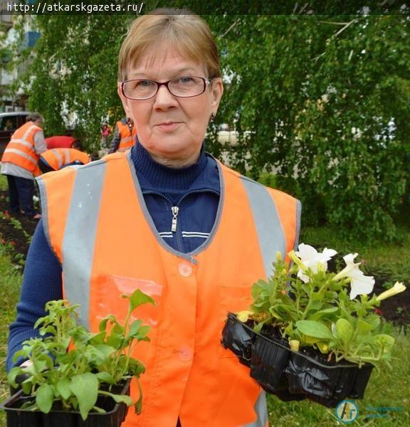 В Аткарске началась массовая высадка цветов (ФОТО)