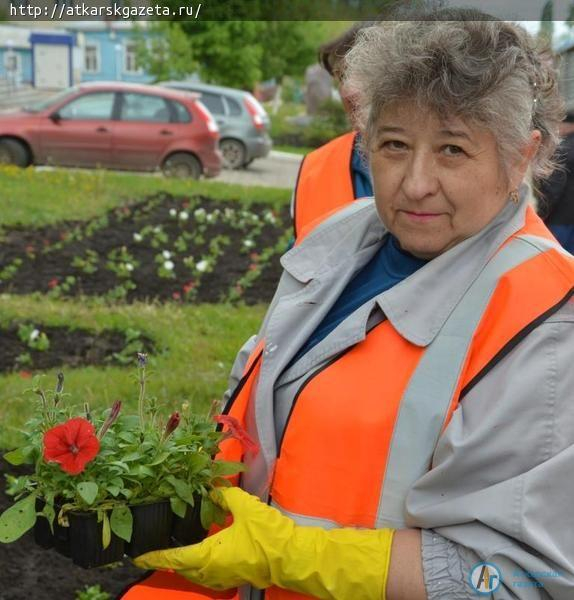 В Аткарске началась массовая высадка цветов (ФОТО)