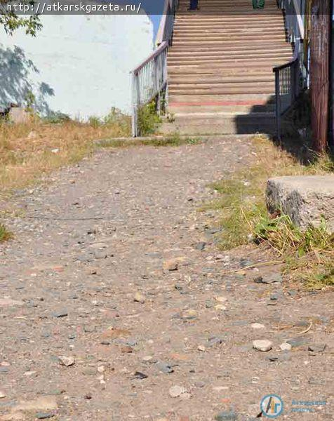 В Аткарске продолжается благоустройство пешеходных дорожек (ФОТО)