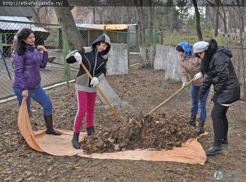 В Аткарске продолжается борьба с грязью (ФОТО)