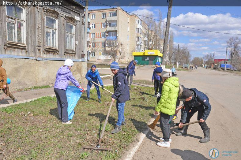 В Аткарске продолжается борьба с грязью (ФОТО)