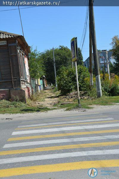 В Аткарске продолжили ремонт тротуара на улице Революционной (ФОТО)