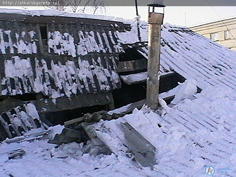 В Аткарске снег проломил крышу над квартирой инвалида