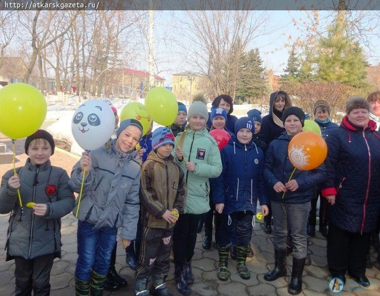 В Аткарске социальные работники раздали прохожим смайлики и разноцветные шары