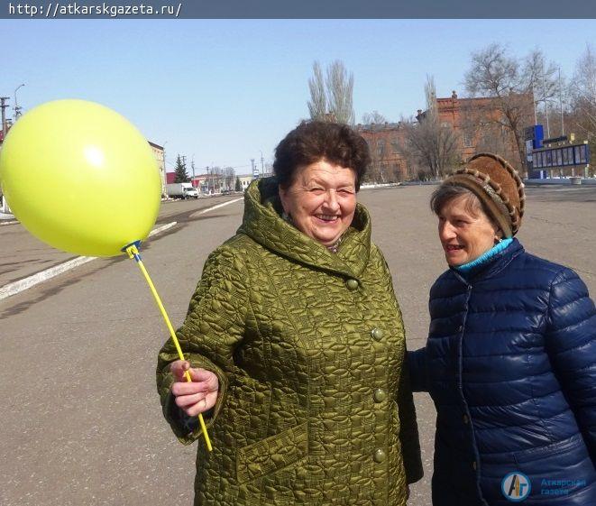 В Аткарске социальные работники раздали прохожим смайлики и разноцветные шары
