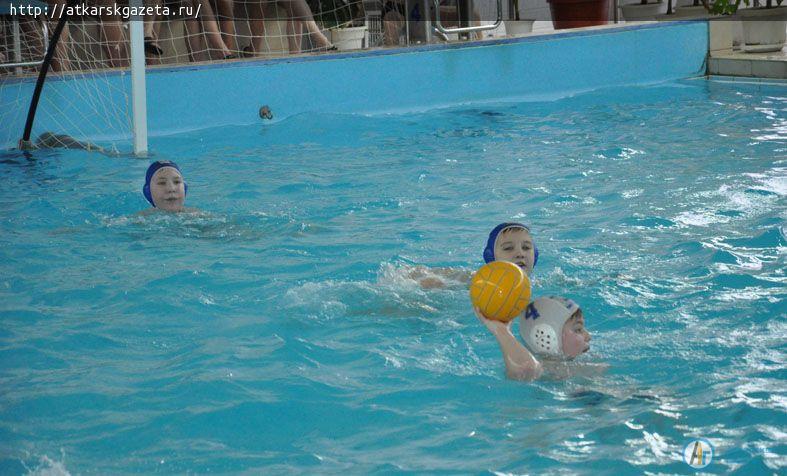 В Аткарске стартовал областной турнир по водному поло «Зимушка-зима» (ФОТО)