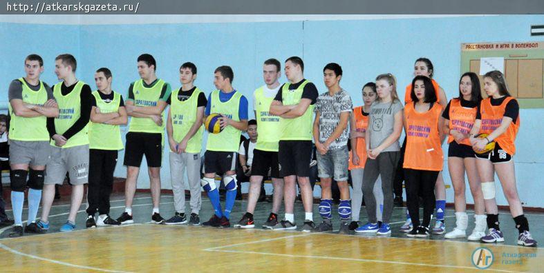 В Аткарске стартовал областной турнир по волейболу среди студентов профучреждений (ФОТО)