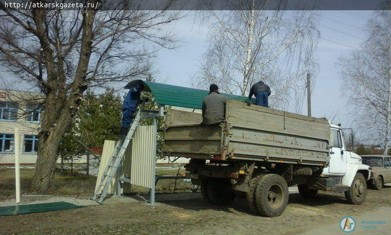 В Барановке на автобусной остановке с помощью фермера установили современный павильон