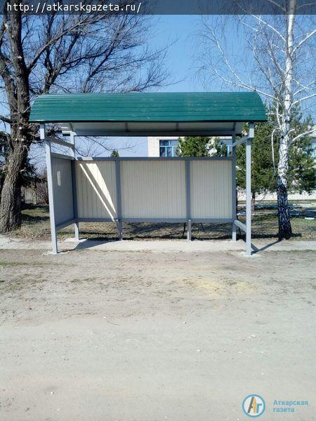 В Барановке на автобусной остановке с помощью фермера установили современный павильон