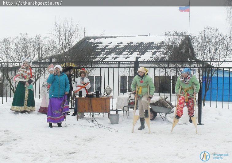 В Барановке на Масленицу плясали на ходулях и состязались в колке дров