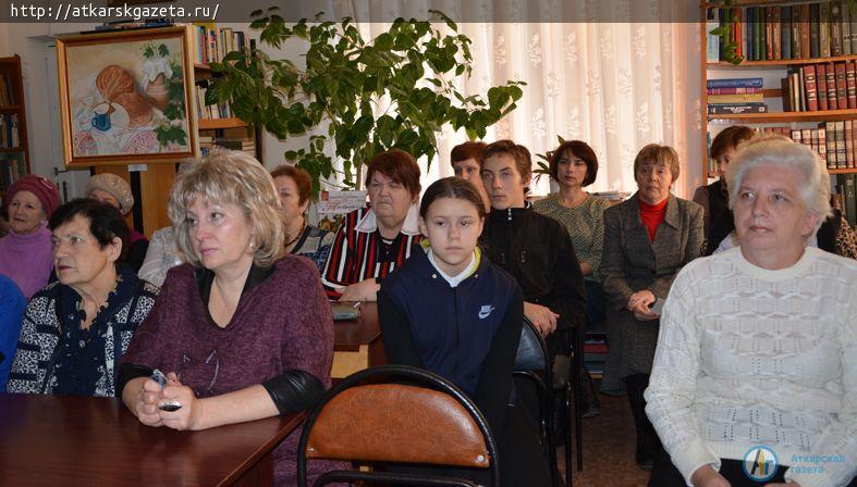 В библиотеке читали стихи аткарского знаменосца (ФОТО)