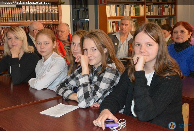 В библиотеке читали стихи аткарского знаменосца (ФОТО)