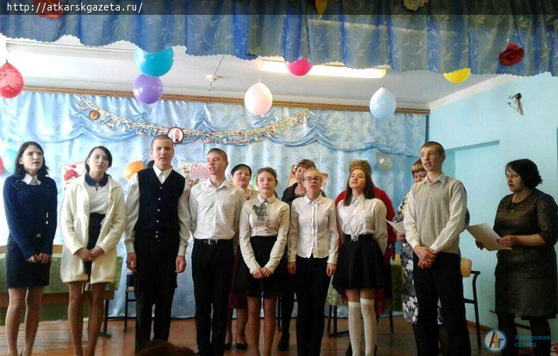 В честь юбилея школы торжественно горели семь свечей (ФОТО)