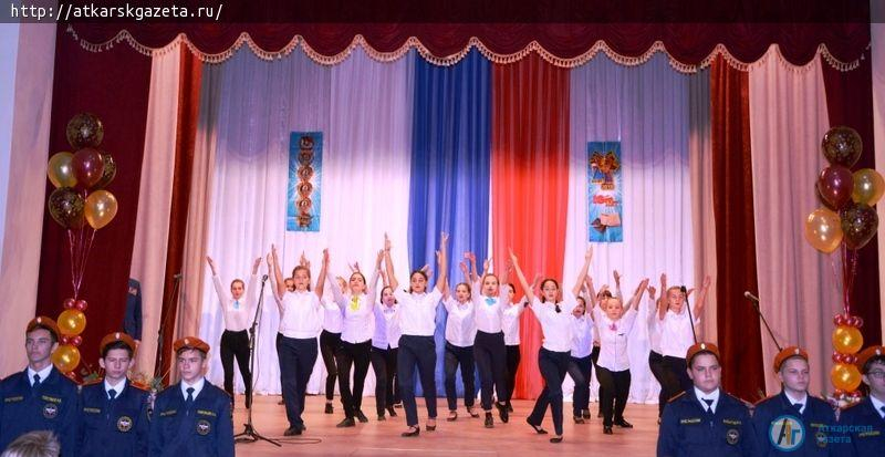 В честь столетия ВЛКСМ в Аткарске хором пели комсомольские песни
