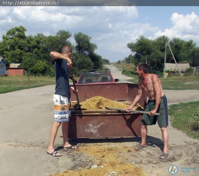 В Даниловке двое энтузиастов ремонтируют дорогу (ФОТО)
