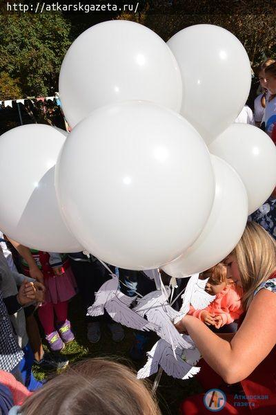 В День мира белые голуби и белые шары улетели в чистое безоблачное аткарское  небо (ФОТО)