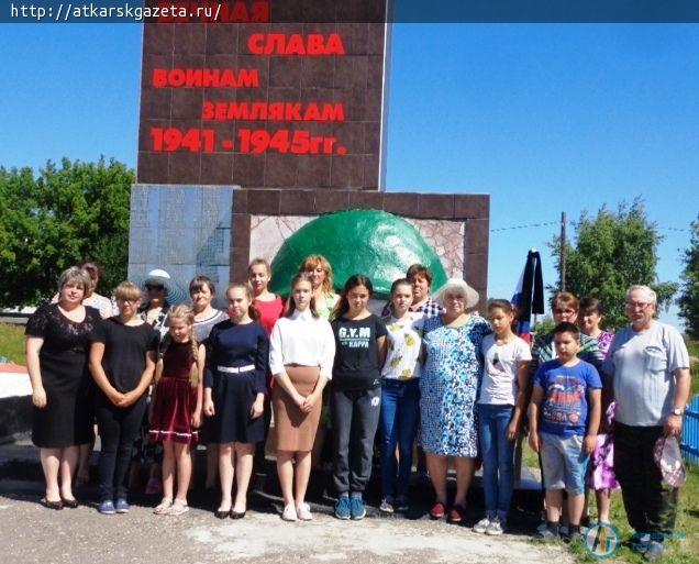 В День памяти и скорби жители Кочетовки запустили в небо белых голубей