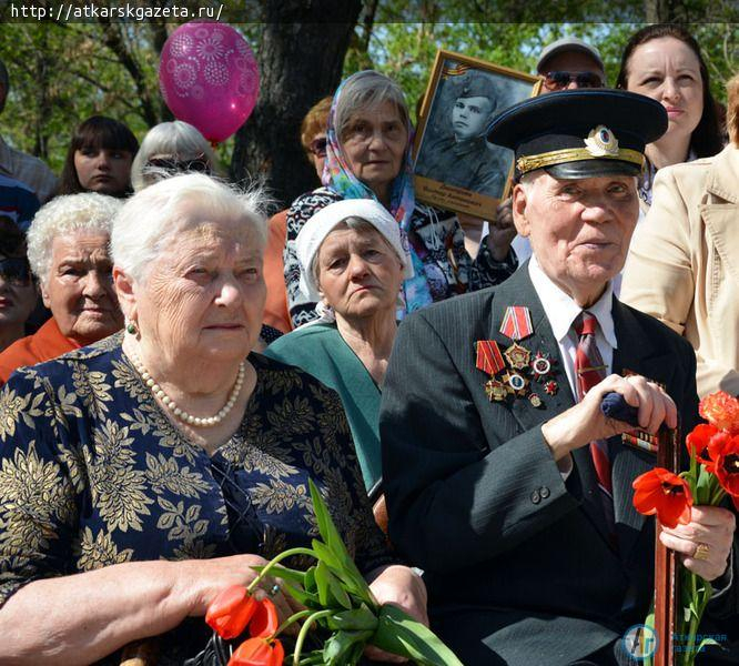 В День Победы к подножию Мемориала Славы легли тысячи цветов (ФОТО)