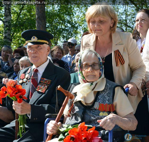 В День Победы к подножию Мемориала Славы легли тысячи цветов (ФОТО)