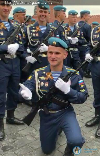 В День Победы курсант-десантник на Красной площади предложил любимой  руку и сердце