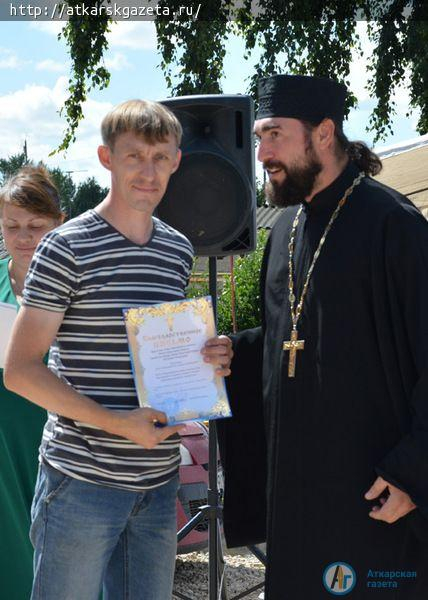 В день престольного праздника  во дворе  Петропавловского храма играла музыка и веселился народ (ФОТО)