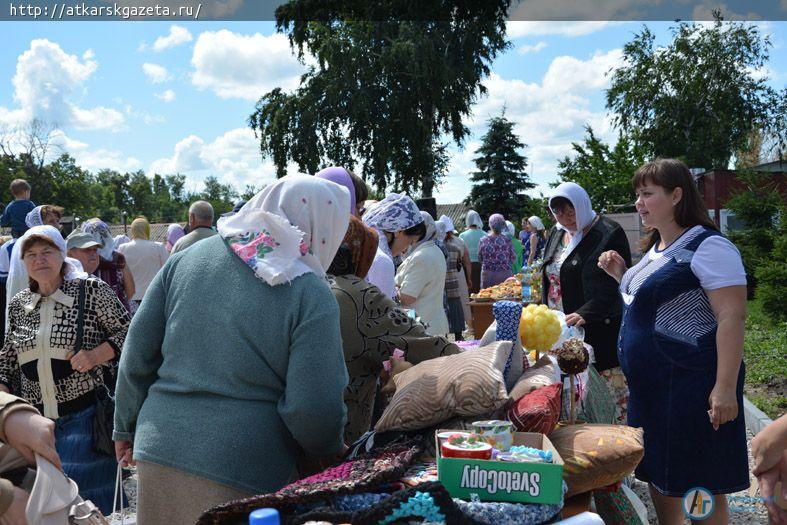 В день престольного праздника  во дворе  Петропавловского храма играла музыка и веселился народ (ФОТО)