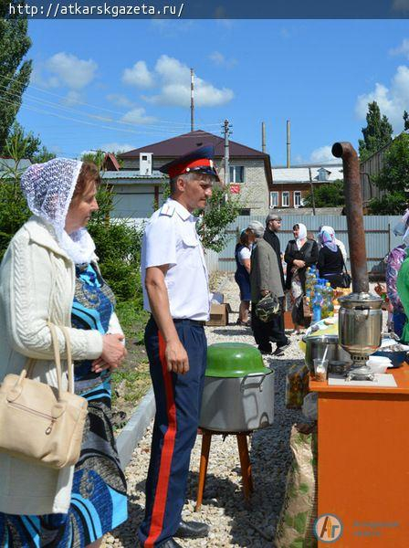 В день престольного праздника  во дворе  Петропавловского храма играла музыка и веселился народ (ФОТО)