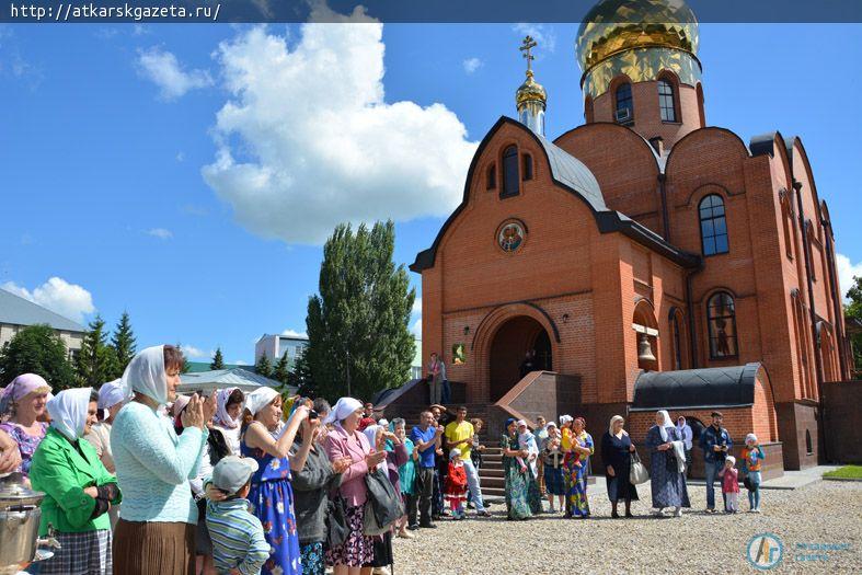 В день престольного праздника  во дворе  Петропавловского храма играла музыка и веселился народ (ФОТО)