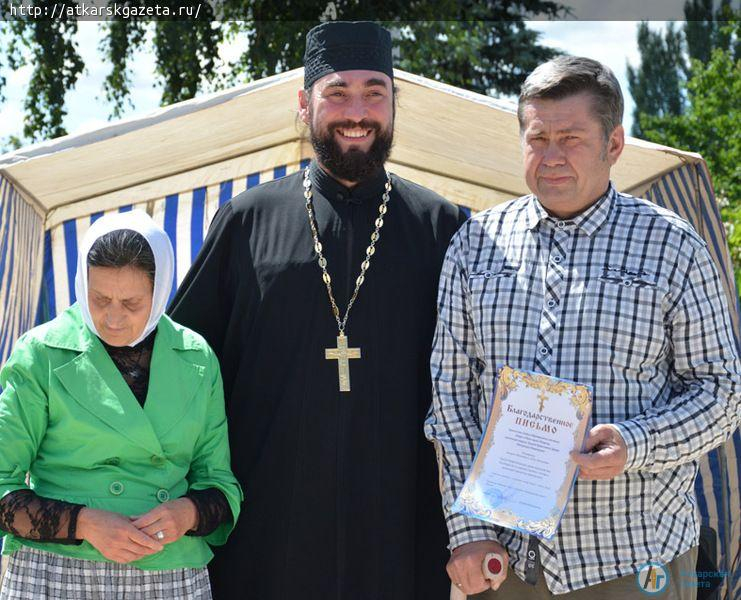 В день престольного праздника  во дворе  Петропавловского храма играла музыка и веселился народ (ФОТО)