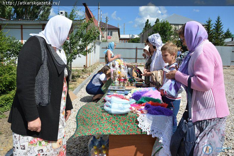 В день престольного праздника  во дворе  Петропавловского храма играла музыка и веселился народ (ФОТО)