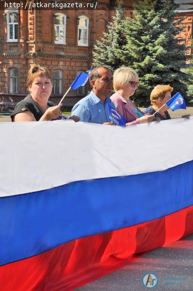 В День российского флага в центре Аткарска развернут 15-метровый триколор